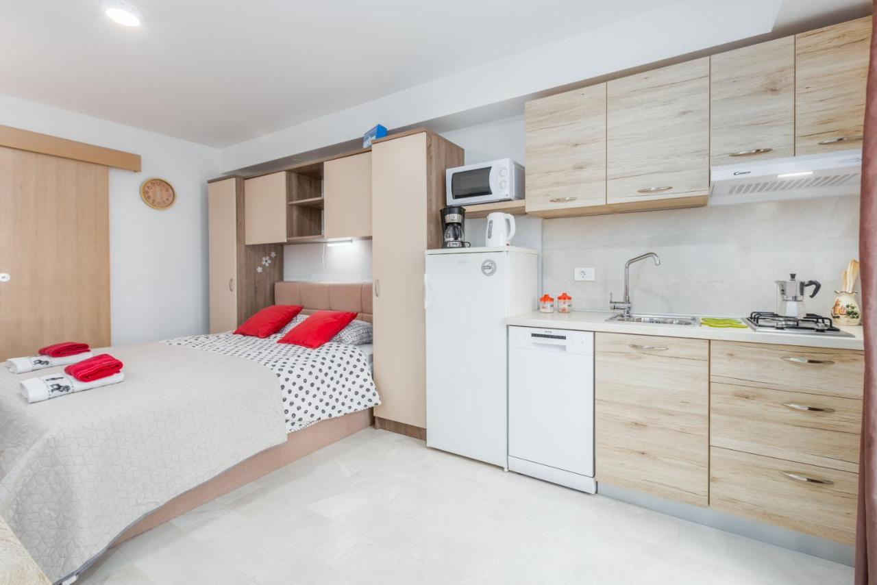 Alex Deluxe Apartments On Beach Πόρετς Εξωτερικό φωτογραφία