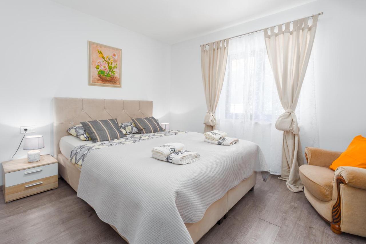 Alex Deluxe Apartments On Beach Πόρετς Εξωτερικό φωτογραφία