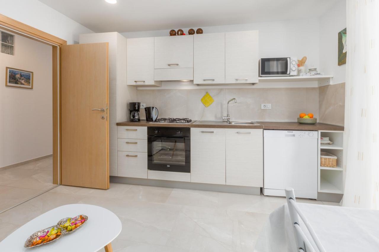 Alex Deluxe Apartments On Beach Πόρετς Εξωτερικό φωτογραφία